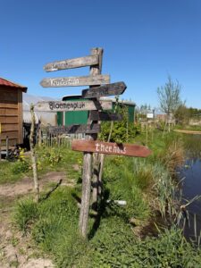 Foto van bewegwijzering bij theehuis Land In Zicht, de locatie van het carrierelab.