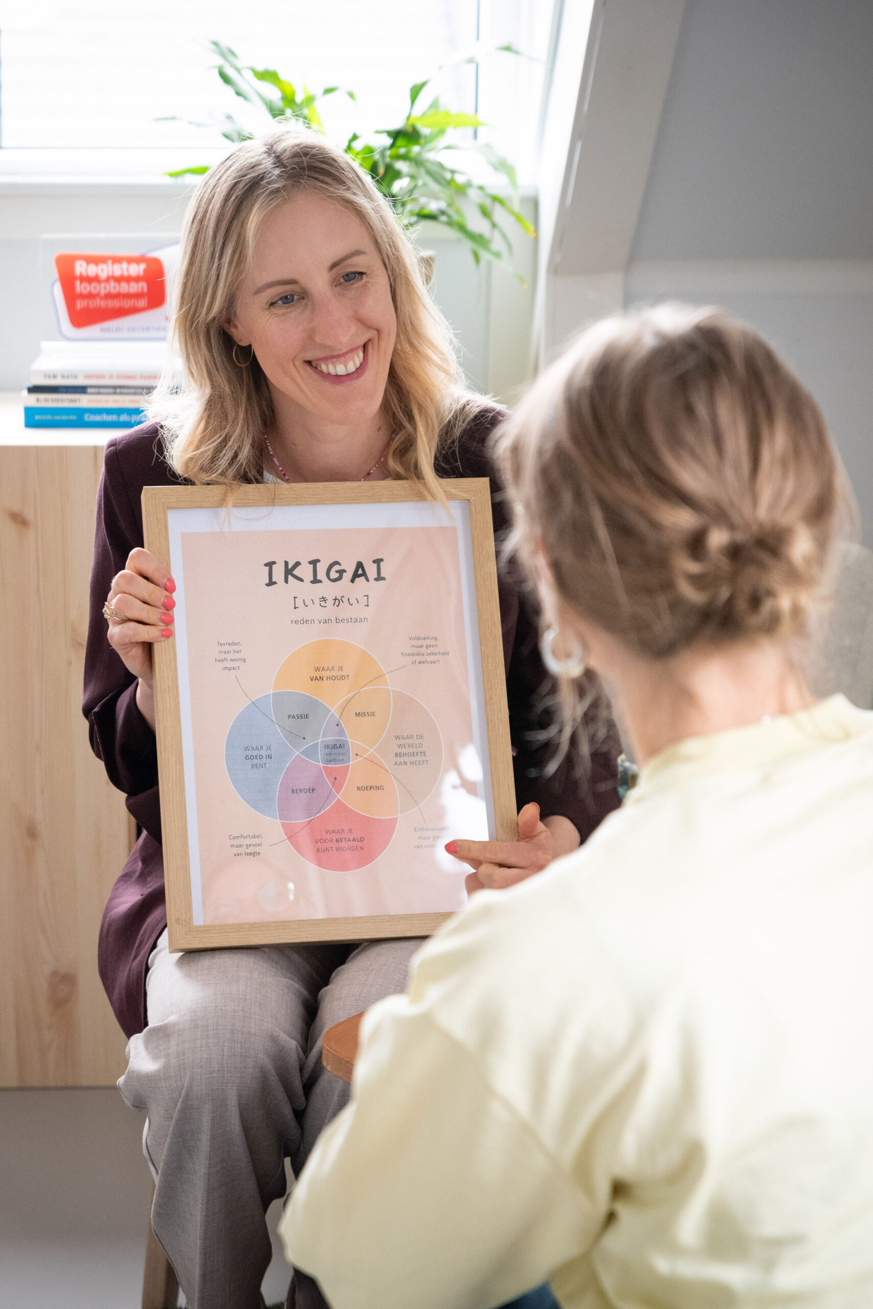 Myrthe Meulenbeek, Loopbaancoach, legt iets uit aan een client