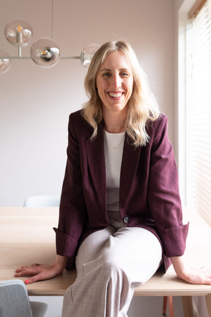 Portretfoto van Myrthe Meulenbeek, loopbaancoach en eigenaar van Levensbrouwerij